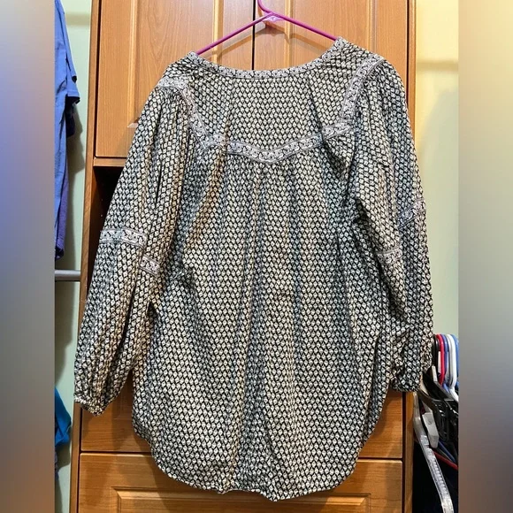 Old Navy Black and White Geometric Blouse - Picture 2 of 3